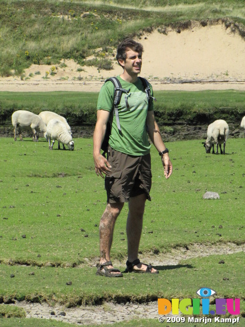 SX07958 Wouko drying off mud in the sun